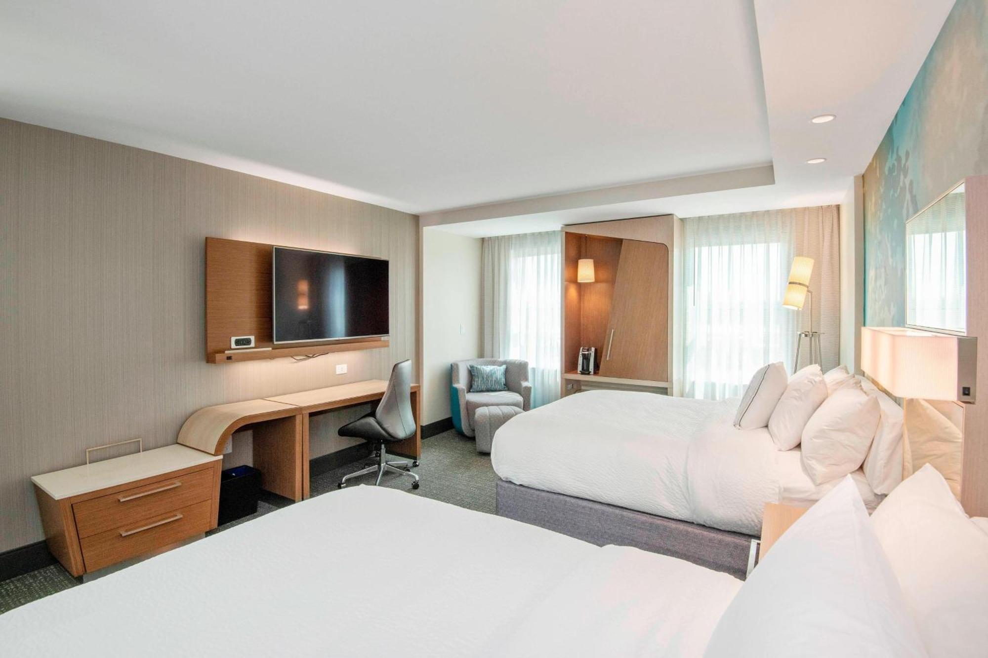 คอร์ตยาร์ด รอลีจ์ แครี/พาร์คไซด์ ทาวน์ คอมมอน Hotel ภายนอก รูปภาพ